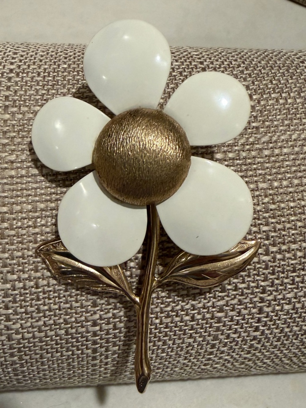 Vintage Sarah Coventry White enamel/goldtone Flower Brooch